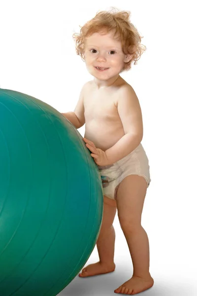 Tertawa Bayi Laki Laki Dengan Bola Olahraga — Stok Foto