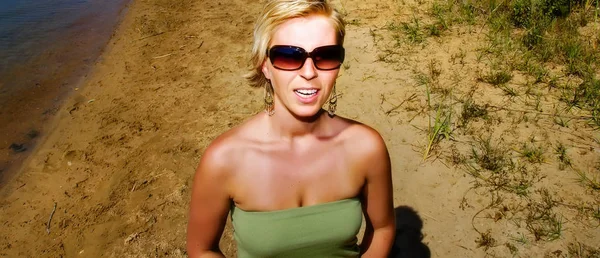 Sahilde Güneş Gözlüklü Bikinili Genç Bir Kadın — Stok fotoğraf