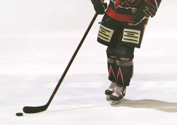 Joueur Hockey Action Sur Patinoire — Photo