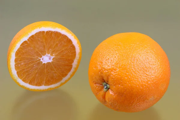 Setengah Oranye Dan Buah Utuh — Stok Foto