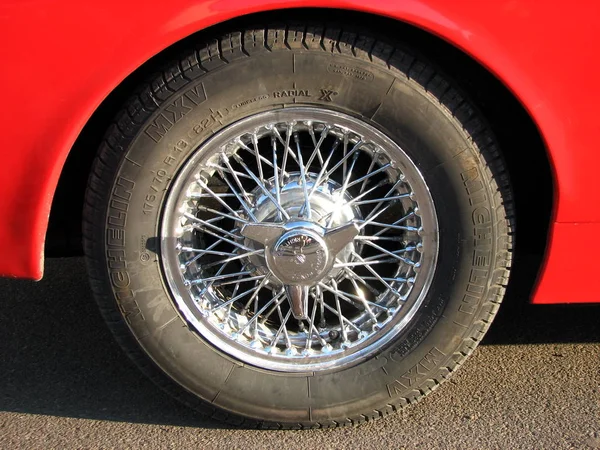 红色汽车车轮的细节 — 图库照片
