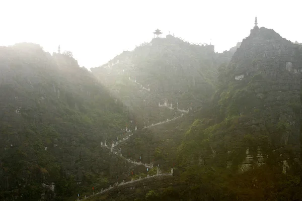 Paisaje Montaña Con Niebla Montañas —  Fotos de Stock