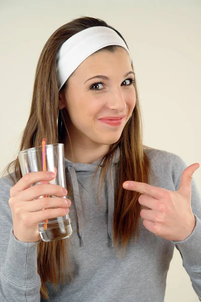 Jonge Vrouw Een Glas Met Een Koud Drankje — Stockfoto