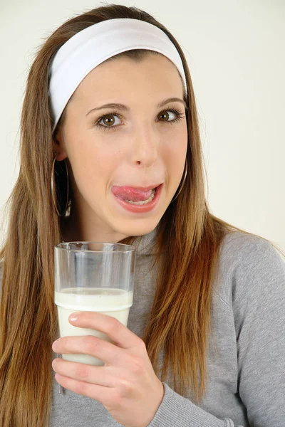 Jonge Vrouw Met Glas Melk Glimlachen Terwijl Staan Tegen Een — Stockfoto