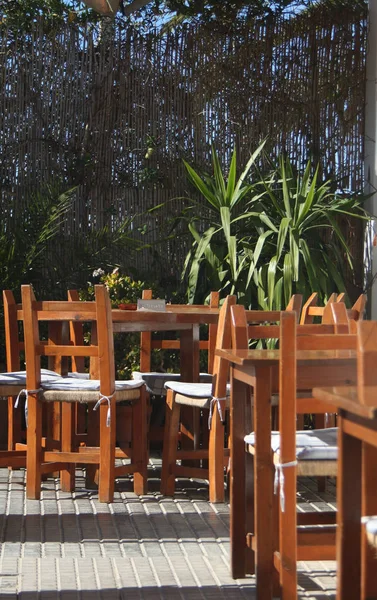 Ξύλινες Καρέκλες Και Τραπέζι Στον Κήπο — Φωτογραφία Αρχείου