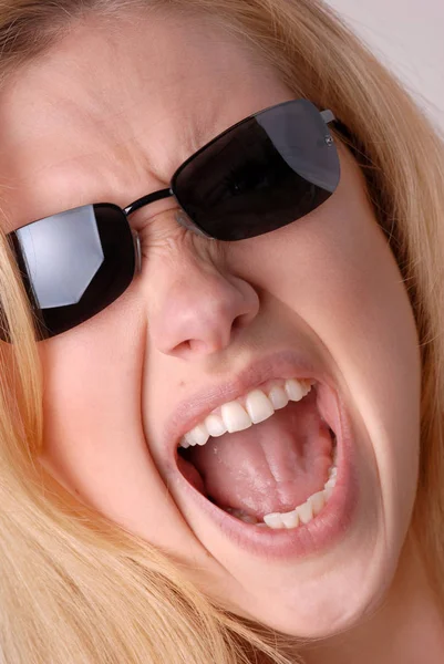 Schreiende Frau Mit Sonnenbrille — Stockfoto