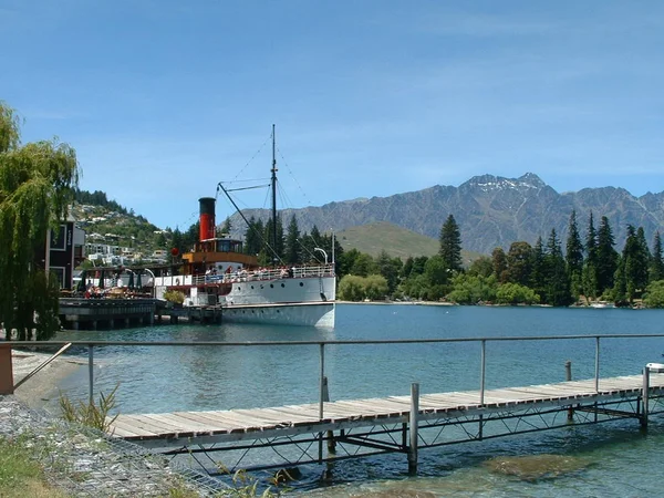 Queenstown New Zealand Sits Shores South Islands Lake Wakatipu Set — Stock Photo, Image