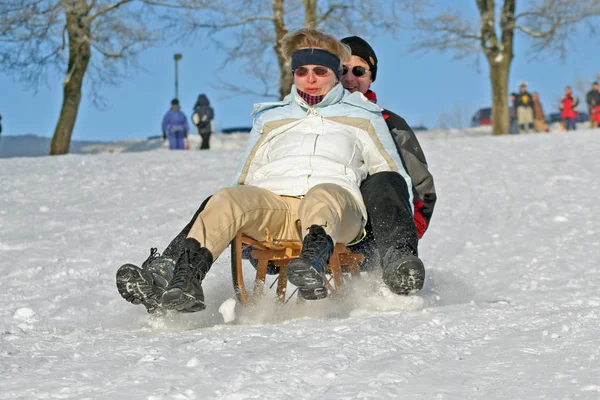 Twee Jonge Mannen Vrouwen Winter — Stockfoto