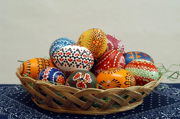 Huevos Pascua Pintados Una Cesta — Foto de Stock