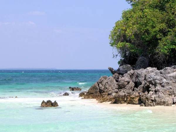 Tropischer Strand Mit Felsen Und Blauem Himmel — Stockfoto