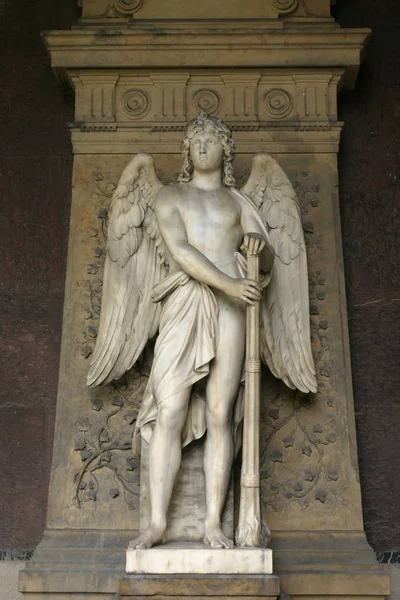 Zbliżenie Zabytkowego Posągu Kształcie Anioła — Zdjęcie stockowe