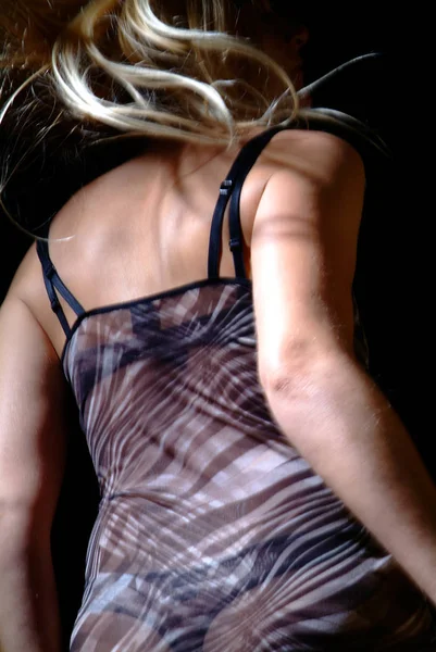 Siyah Tabanlı Dar Elbiseli Hareketli Bir Kadın Vücudu — Stok fotoğraf