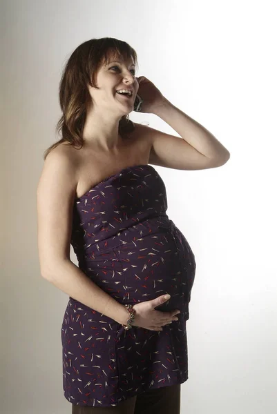 Kobieta Ciąży Telefonem Komórkowym — Zdjęcie stockowe