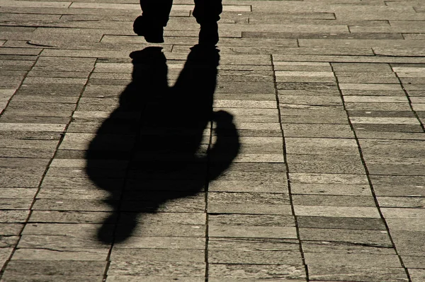 Homem Andando Rua — Fotografia de Stock