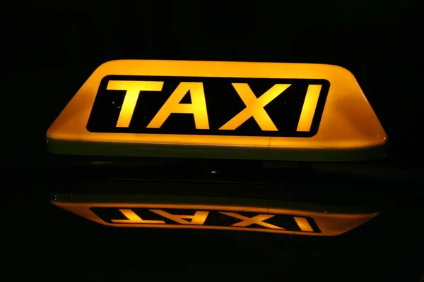 Знак Такси Черном Фоне — стоковое фото