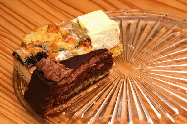 アイスクリーム入りチョコレートケーキ — ストック写真