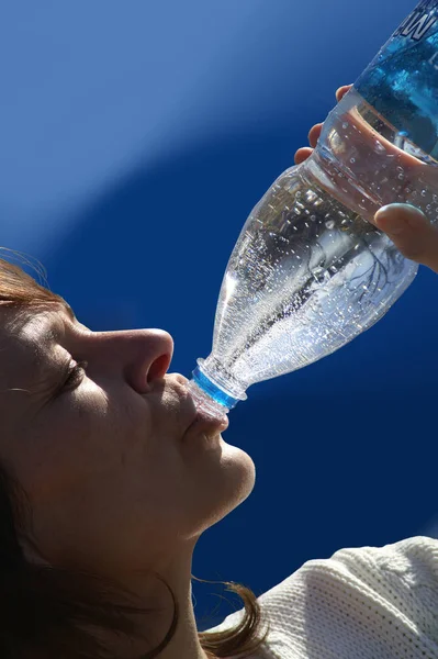 Женщина Пьет Воду Бутылки — стоковое фото
