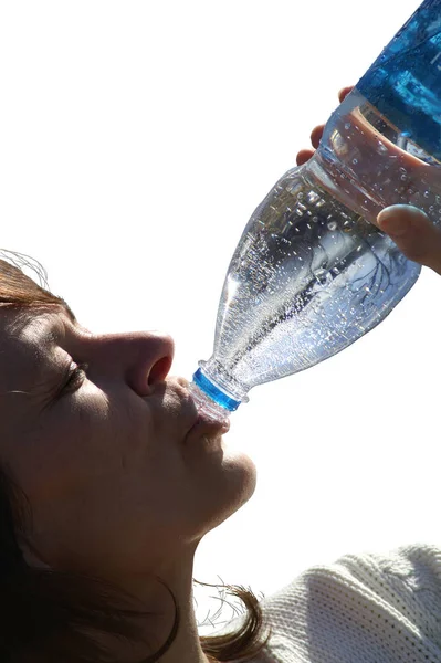 Femme Eau Potable Bouteille — Photo