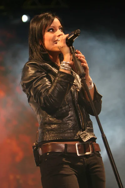 Portrait Une Belle Jeune Femme Avec Microphone — Photo