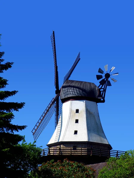 Naturskön Utsikt Över Landskapet Med Väderkvarnsbyggnad — Stockfoto