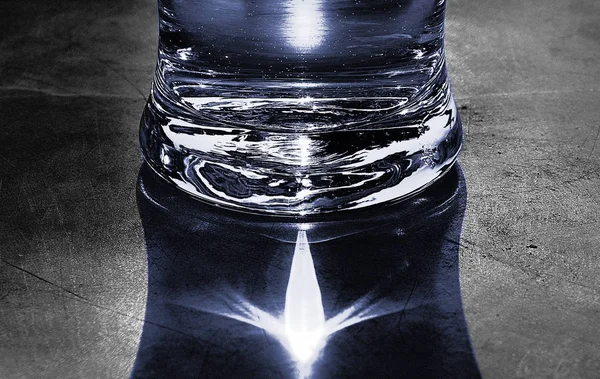 Glas Wasser Auf Dunklem Hintergrund — Stockfoto