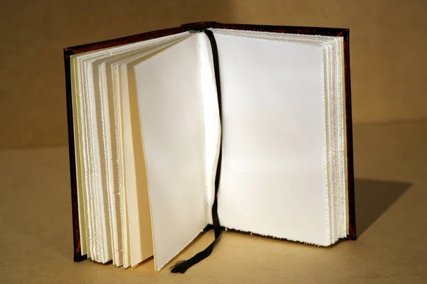 Viejo Libro Sobre Mesa — Foto de Stock