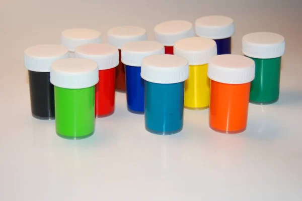 Bottiglie Plastica Colorate Sfondo Bianco — Foto Stock
