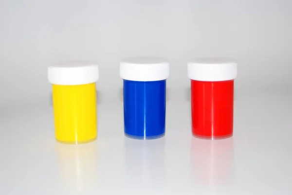 Tres Tazas Alcohol Colores Diferentes Fondo Blanco — Foto de Stock