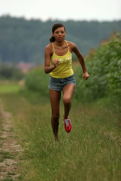 Jovem Mulher Correndo Parque — Fotografia de Stock