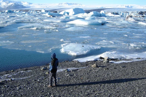 Glaciären Kalvar Här Lagun Isbitarna Simmar Sedan Kvasi Genom Kanal — Stockfoto