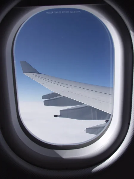 飞机靠窗侧翼 — 图库照片