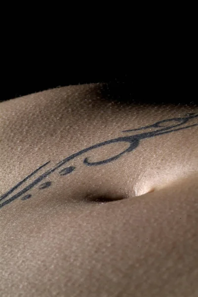 Pancia Nuda Con Tatuaggio Nero — Foto Stock