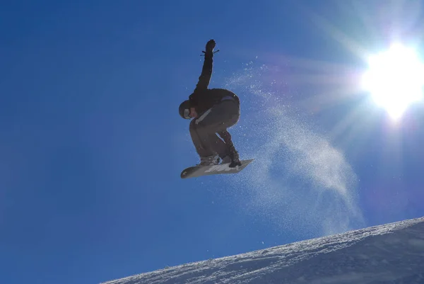 Tomba Con Snowboard Sopra Kicker — Foto Stock