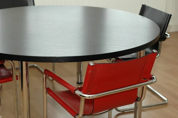 Lege Tafel Met Rode Stoelen Tafels — Stockfoto