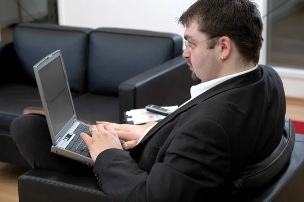 Empresário Sentado Sofá Com Laptop — Fotografia de Stock