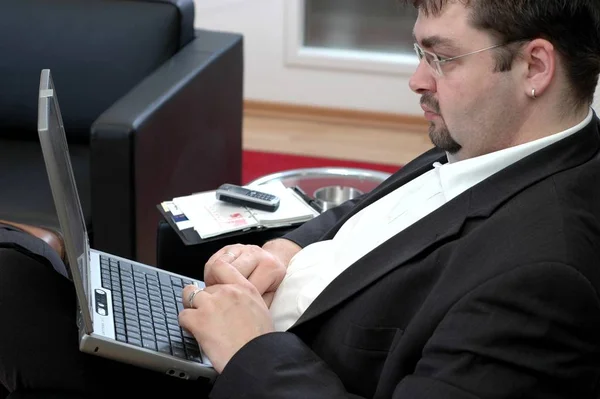 Бізнесмен Костюмі Ноутбуком Офісі — стокове фото