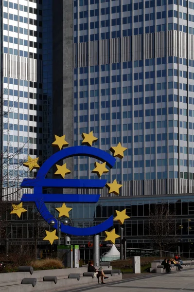 Euro Zeichen Vor Bank — Stockfoto