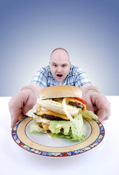 Надмірна Вага Людини Їсть Бутерброд Мискою Гамбургера — стокове фото
