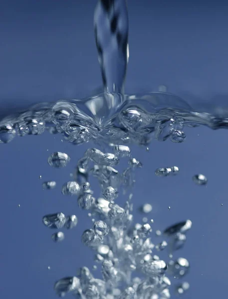Voda Splash Modrém Pozadí — Stock fotografie