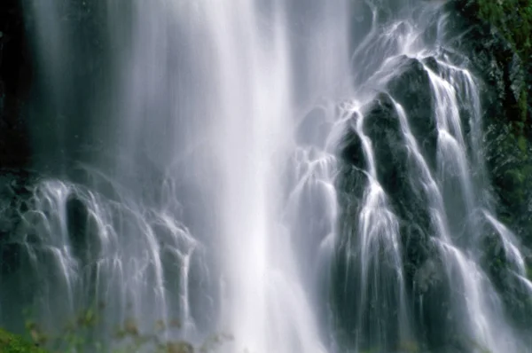 Hermosa Cascada Sobre Fondo Naturaleza — Foto de Stock