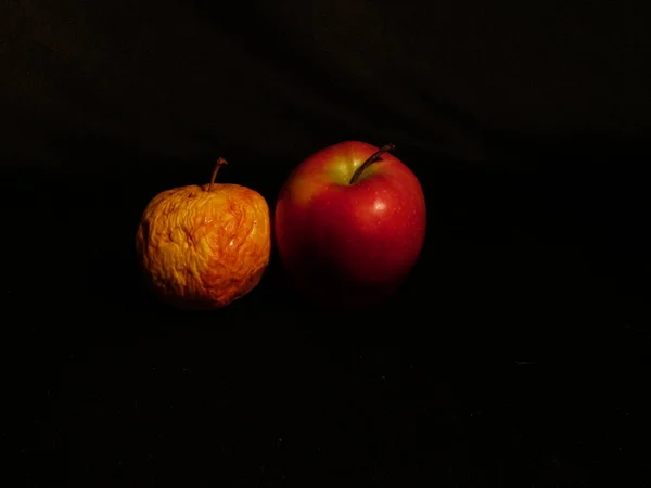 Pomme Rouge Sur Fond Noir — Photo