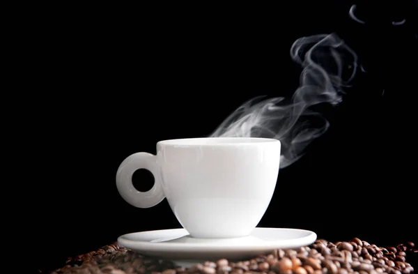 黒を基調とした豆入りコーヒー — ストック写真