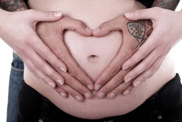 Een Jonge Zwangere Vrouw Met Een Hartvorm — Stockfoto