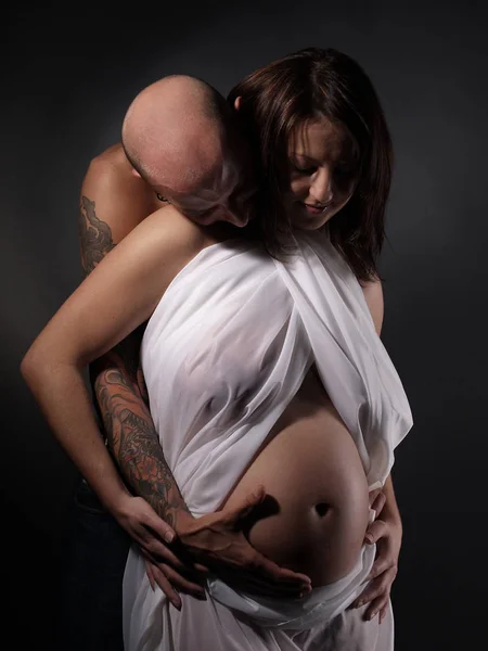 Schwangere Hält Ihren Bauch Mit Den Händen Auf Der Schulter — Stockfoto