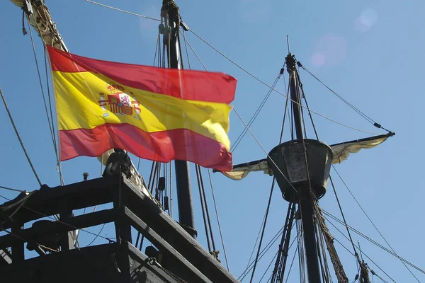 Flaga Hiszpanii Łodzi Błękitne Niebo — Zdjęcie stockowe