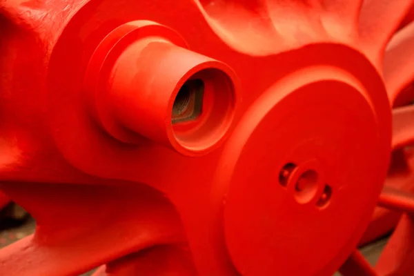 Kırmızı Plastik Boruları Tekerlekleri Yakın Çekim — Stok fotoğraf
