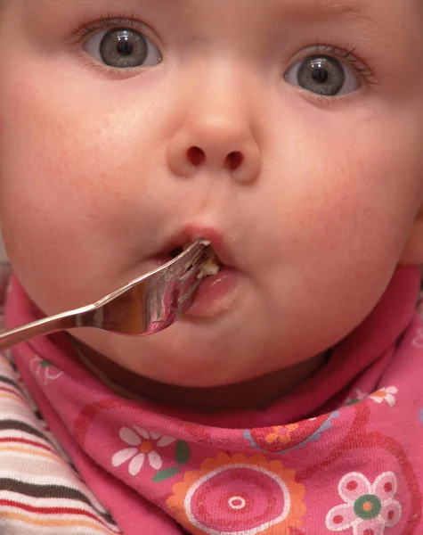 Barn Äter Med Gaffel — Stockfoto