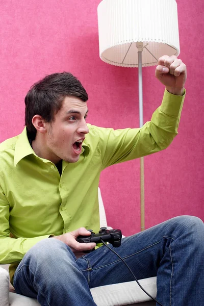 Joven Jugando Juego Ordenador —  Fotos de Stock