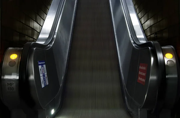 Rolltreppe Flughafen — Stockfoto