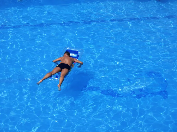 Hombre Cama Avión Piscina —  Fotos de Stock